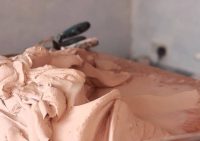 Для того чтобы поверхность «короеда» была прочной и имела презентабельный вид необходимо правильно замесить смесь для штукатурки или приобрести уже готовый состав от производителя Для того чтобы поверхность «короеда» была прочной и имела презентабельный вид необходимо правильно замесить смесь для штукатурки или приобрести уже готовый состав от производителя