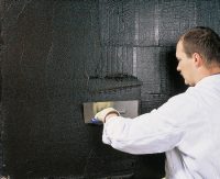 Для получения насыщенного цвета штукатурки «короед», необходимо либо покрасить поверхность после отделки, либо приобрести готовую, уже с добавлением колера, смесь Для получения насыщенного цвета штукатурки «короед», необходимо либо покрасить поверхность после отделки, либо приобрести готовую, уже с добавлением колера, смесь