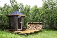 Пример мини-бани без дополнительных помещений, установленной на помосте на простом фундаменте из бруса Пример мини-бани без дополнительных помещений, установленной на помосте на простом фундаменте из бруса