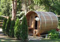 Баню в виде бочки можно заказать у производителя в разобранном виде или же смастерить самостоятельно используя схему и качественные материалы Баню в виде бочки можно заказать у производителя в разобранном виде или же смастерить самостоятельно используя схему и качественные материалы