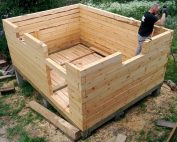 Если предполагается строительство бани на неровной поверхности, стоит выбрать столбчатый тип фундамента Если предполагается строительство бани на неровной поверхности, стоит выбрать столбчатый тип фундамента