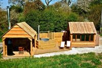 Если территория участка довольно большая, очень удобно обустроить возле бани беседку, бассейн или купель Если территория участка довольно большая, очень удобно обустроить возле бани беседку, бассейн или купель