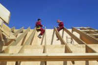 Шпренгельные фермы монтируются способом врубки или же с помощью специальных креплений Шпренгельные фермы монтируются способом врубки или же с помощью специальных креплений