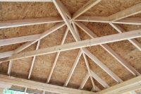 Размер и сечение стропил зависит от размера самой крыши, а также от угла наклона скатов Размер и сечение стропил зависит от размера самой крыши, а также от угла наклона скатов