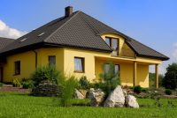 При строительстве четырехскатной крыши используется древесина, что позволяет подобрать любой кровельный материал При строительстве четырехскатной крыши используется древесина, что позволяет подобрать любой кровельный материал