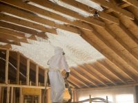 Утепление мансардной крыши изнутри с помощью вспененного пенополистирола, который наносится на поверхность в жидком виде, заполняя все щели Утепление мансардной крыши изнутри с помощью вспененного пенополистирола, который наносится на поверхность в жидком виде, заполняя все щели