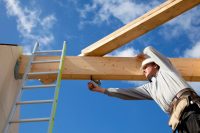 Стропила могут быть соединены при помощи мобильного строительного пресса Стропила могут быть соединены при помощи мобильного строительного пресса