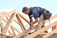 Деревянные стропильные фермы крепятся с помощью металлических зубчатых гвоздевых пластин Деревянные стропильные фермы крепятся с помощью металлических зубчатых гвоздевых пластин