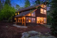 Односкатная крыша является более устойчивой к атмосферным явлениям, но при строительстве стоит учитывать направление ветров в данном регионе Односкатная крыша является более устойчивой к атмосферным явлениям, но при строительстве стоит учитывать направление ветров в данном регионе