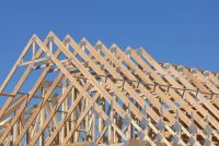 Чтобы гвозди при креплении стропил не раскалывали стропильную ногу и кобылку, необходимо соблюдать требования СНиП Чтобы гвозди при креплении стропил не раскалывали стропильную ногу и кобылку, необходимо соблюдать требования СНиП