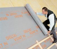 Не стоит пренебрегать слоем пароизоляции, который поможет надежно защитить как деревянные элементы кровли, так и утеплитель Не стоит пренебрегать слоем пароизоляции, который поможет надежно защитить как деревянные элементы кровли, так и утеплитель