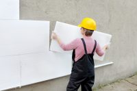 Если планируется отделка наружных стен здания декоративной штукатуркой, следует подобрать правильный материал для утепления например, пенополистирол или минвату