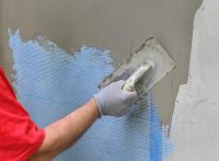 Армирующая сетка применяется для улучшения сцепления штукатурки со стеной и предотвращения образования трещин