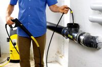 Почистить канализационную трубу можно самостоятельно Почистить канализационную трубу можно самостоятельно