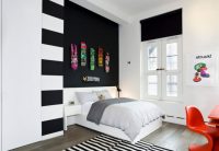 Комнаты для детей тоже можно оформить в черно-белой гамме, но при этом стоит использовать обои под покраску и яркие детали интерьера Комнаты для детей тоже можно оформить в черно-белой гамме, но при этом стоит использовать обои под покраску и яркие детали интерьера