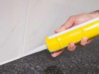 Стыки между плиткой и стеной необходимо обработать герметиком Стыки между плиткой и стеной необходимо обработать герметиком