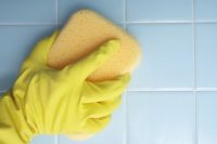 После высыхания затирки, остатки состава необходимо удалить с поверхности плитки с помощью влажной губки После высыхания затирки, остатки состава необходимо удалить с поверхности плитки с помощью влажной губки