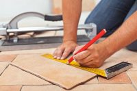 В случае выбора сложного рисунка, плитку вначале необходимо подрезать по размеру, разместить на поверхности и, убедившись что все стыки ровные, начинать укладку В случае выбора сложного рисунка, плитку вначале необходимо подрезать по размеру, разместить на поверхности и, убедившись что все стыки ровные, начинать укладку