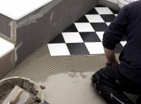 Диагональный способ укладки часто используется с применением двух оттенков керамической плитки Диагональный способ укладки часто используется с применением двух оттенков керамической плитки