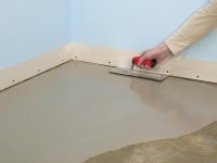 Если пол имеет значительные дефекты, для качественной укладки покрытия стоит произвести новую стяжку Если пол имеет значительные дефекты, для качественной укладки покрытия стоит произвести новую стяжку