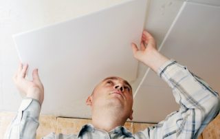 Как правильно клеить потолочную плитку: особенности создания необычного потолка