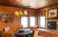 Потолочная плитка довольно проста в уходе, но стоит обращать внимание на то, какой вид плитки для какого помещения лучше всего подходит Потолочная плитка довольно проста в уходе, но стоит обращать внимание на то, какой вид плитки для какого помещения лучше всего подходит