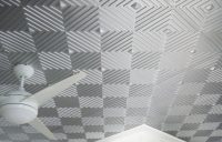 Для ровной отделки потолка плиткой в виде ромбов или шахматной доски, следует поделить потолок на части и дополнительно их разметить Для ровной отделки потолка плиткой в виде ромбов или шахматной доски, следует поделить потолок на части и дополнительно их разметить