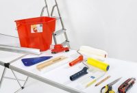 Зачастую, клей для потолочной плитки очень быстро сохнет, поэтому лучше заранее подготовить все необходимые инструменты Зачастую, клей для потолочной плитки очень быстро сохнет, поэтому лучше заранее подготовить все необходимые инструменты