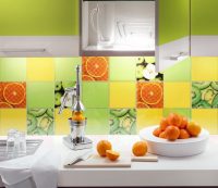 Керамическая плитка на кухне с изображением фруктов
