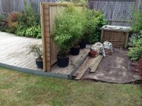 Пример маскировки компостного ящика с помощью небольшого забора и растений Пример маскировки компостного ящика с помощью небольшого забора и растений