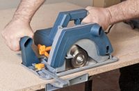 Распиловку ЛДСП лучше доверить профессиональному мастеру Распиловку ЛДСП лучше доверить профессиональному мастеру