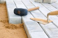 При укладке нового слоя тротуарной плитки на старую, необходимо соблюдать укладку всех слоев подложки При укладке нового слоя тротуарной плитки на старую, необходимо соблюдать укладку всех слоев подложки