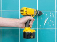 Испорченные элементы старого покрытия необходимо удалить или же сделать насечки для улучшения адгезии Испорченные элементы старого покрытия необходимо удалить или же сделать насечки для улучшения адгезии