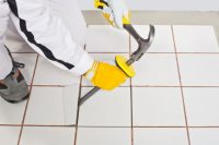 Перед укладкой нового слоя плитки стоит проверить крепление всех отдельных элементов основания, простукивая их резиновым молотком Перед укладкой нового слоя плитки стоит проверить крепление всех отдельных элементов основания, простукивая их резиновым молотком