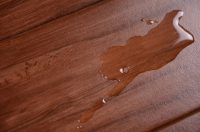 Влагостойкость плитки позволяет использовать ее в ванной или на кухне. Влагостойкость плитки позволяет использовать ее в ванной или на кухне.