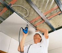 В случае монтажа подвесного потолка в частном доме можно дополнительно утеплить помещение с помощью утеплителя, спрятанного за покрытием В случае монтажа подвесного потолка в частном доме можно дополнительно утеплить помещение с помощью утеплителя, спрятанного за покрытием