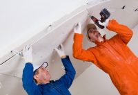 Во избежание разбухания гипсокартона, необходимо позаботиться о надежности крепления и качественной изоляции швов Во избежание разбухания гипсокартона, необходимо позаботиться о надежности крепления и качественной изоляции швов