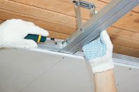 Монтировать навесной потолок можно как бонтонному покрытию, так и к деревянному Монтировать навесной потолок можно как бонтонному покрытию, так и к деревянному