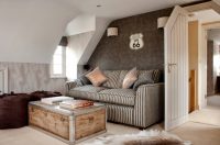 Современным методом отделки стен является комбинация двух разных видов обоев в одном помещении Современным методом отделки стен является комбинация двух разных видов обоев в одном помещении