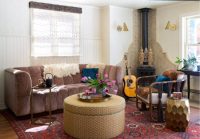 Обои можно удачно комбинировать с другими отделочными материалами, например, деревянной вагонкой или декоративной фактурной штукатуркой Обои можно удачно комбинировать с другими отделочными материалами, например, деревянной вагонкой или декоративной фактурной штукатуркой