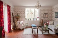 Обои с крупным рисунком рекомендуется использовать для отделки стен в помещении среднего и большого размера Обои с крупным рисунком рекомендуется использовать для отделки стен в помещении среднего и большого размера