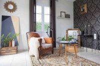 Черные обои с узорчатыми мотивами лучше комбинировать с отделкой стен в белом цвете Черные обои с узорчатыми мотивами лучше комбинировать с отделкой стен в белом цвете