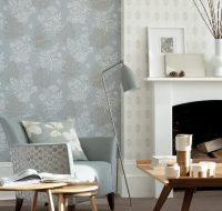 Пример красивого сочетания обоев с флористическими мотивами в отделке гостиной Пример красивого сочетания обоев с флористическими мотивами в отделке гостиной