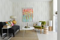 При выборе обоев нейтральных оттенков, интерьер следует разнообразить цветными деталями и мебелью При выборе обоев нейтральных оттенков, интерьер следует разнообразить цветными деталями и мебелью