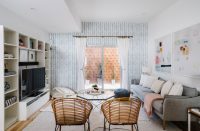 Белые стены можно грамотно обыграть, использовав обои с узором для отделки одной из зон комнаты Белые стены можно грамотно обыграть, использовав обои с узором для отделки одной из зон комнаты