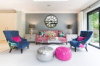 Пример удачного использования обоев для отделки акцентной стены в помещении гостиной Пример удачного использования обоев для отделки акцентной стены в помещении гостиной