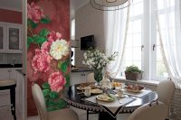 Яркий цветочный акцент в столовой зоне кухни Яркий цветочный акцент в столовой зоне кухни