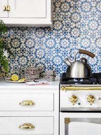 Рабочую зону следует оклеивать моющимися обоями с высокой степенью влагостойкости Рабочую зону следует оклеивать моющимися обоями с высокой степенью влагостойкости