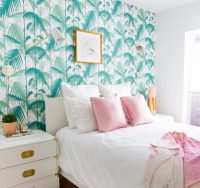 Одна из стен белой спальни оклеена яркими зелеными обоями Одна из стен белой спальни оклеена яркими зелеными обоями