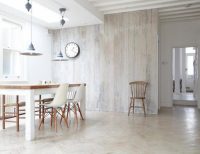 Для оформления интерьера в светлых оттенках можно использовать обои как с эффектом выцветавшей доски, так и контрастного сруба дуба или красного дерева Для оформления интерьера в светлых оттенках можно использовать обои как с эффектом выцветавшей доски, так и контрастного сруба дуба или красного дерева